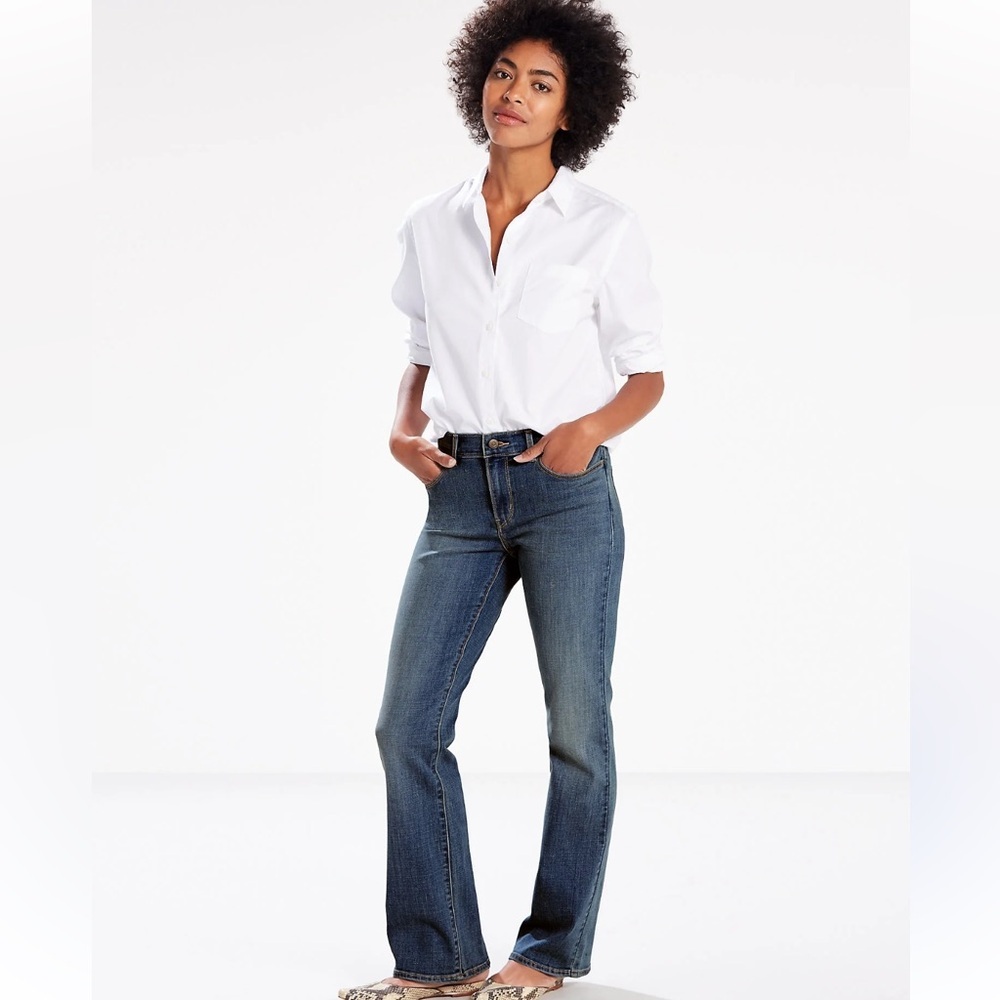 Levi's Classic Bootcut Jeans in Medium Wash Size 2